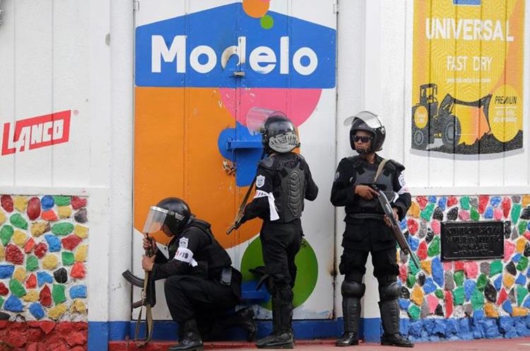 Las fuerzas de la policía antidisturbios toman posiciones para enfrentarse contra manifestantes en Monimbo en Masaya.(AFP)
