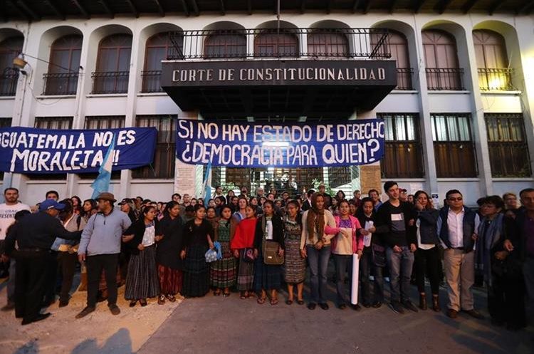Guatemaltecos protestaron este martes 8 de enero frente a la Corte de Constitucionalidad, con la consigna de "No al Moralazo". Los manifestantes portaron carteles en los cuales exigían al Gobierno que acate las resoluciones de la CC. (Foto Prensa Libre: Érick Ávila)