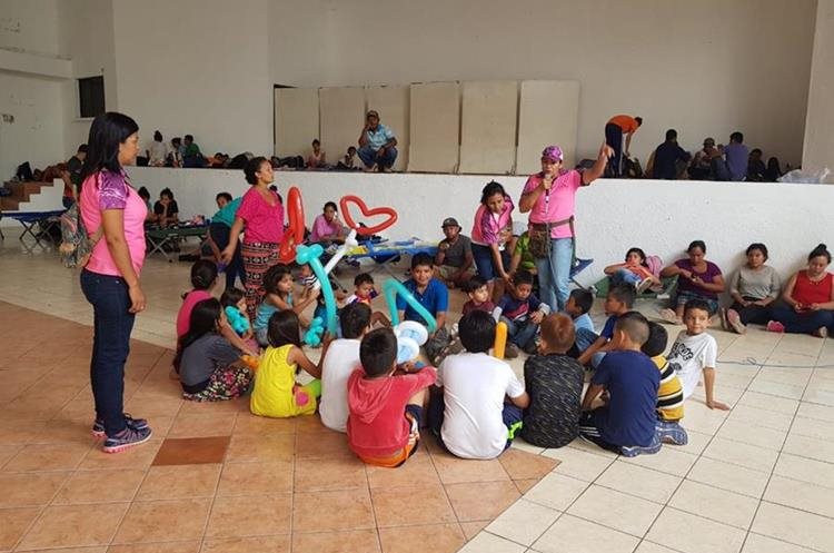 Unos 180 migrantes hondureños están albergados en el Salón Cristal, Tecún Umán San Marcos. (Foto Prensa Libre: Whitmer Barrera)