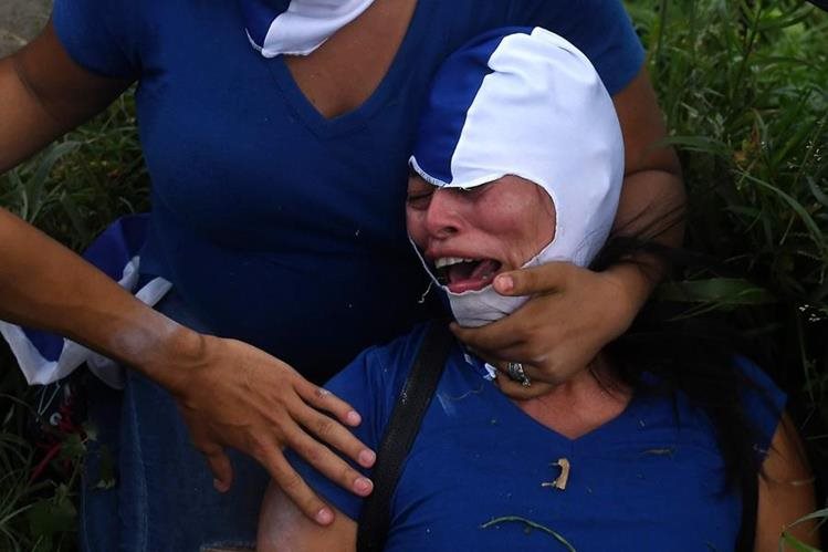   A person was injured during the March of Flowers which took place on June 30 in Managua, Nicaragua. (Photo Prensa Libre: AFP) 
