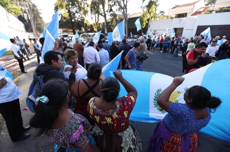 Grupos de manifestantes en contra de la Cicig se plantaron afuera de la sede de ese organismo en la capital guatemalteca para celebrar este martes 8 de enero la decisión del Presidente Jimmy Morales de poner fin al acuerdo que creó Cicig. (Foto Prensa Libre: Carlos Hernández)