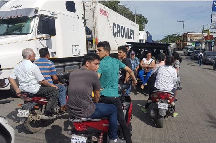 Taxistas bloquean el ingreso a Puerto Barrios, Izabal, por su inconformidad ante la falta de reparación y ampliación de carreteras. (Foto Prensa Libre: Dony Stewart)