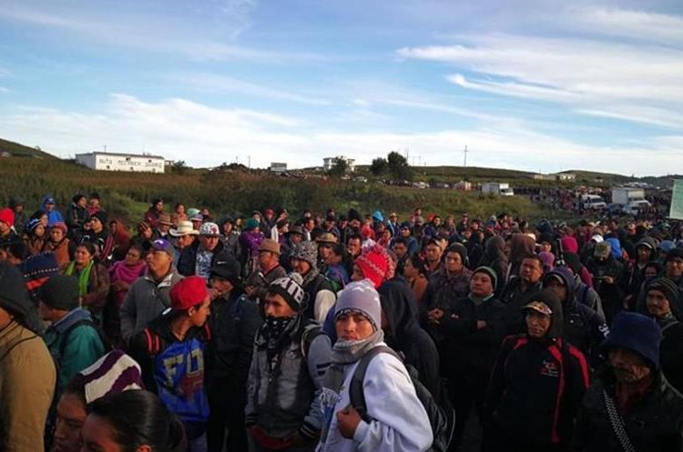 Pobladores bloquean la ruta Interamericana en rechazo al Gobierno de Jimmy Morales y a favor de la continuidad de la Cicig. (Foto Prensa Libre: Mynor Toc)