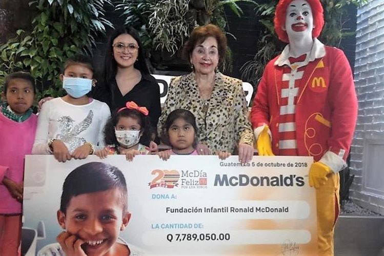 Representantes de FundaciÃ³n Infantil Ronald McDonald reciben el donativo de lo recaudado durante la 20 ediciÃ³n del McDÃ­a Feliz. (Foto Prensa Libre: Estuardo Paredes)
