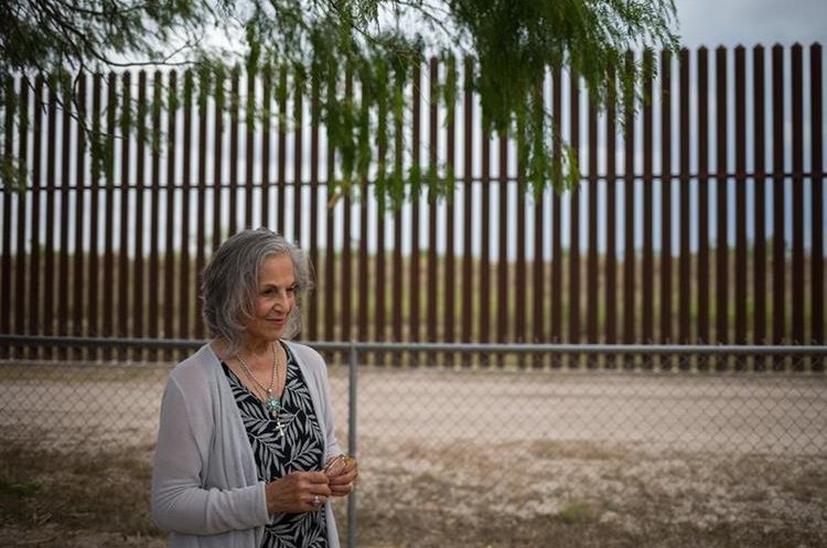 Eloisa Támez, una activista y opositora del muro fronterizo entre EE. UU. y México se encuentra en San Benito, Texas.(Foto Prensa Libre:AFP)