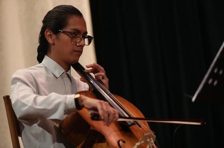 Steven Barrios, cello. (Foto Prensa Libre: Mynor Toc) 