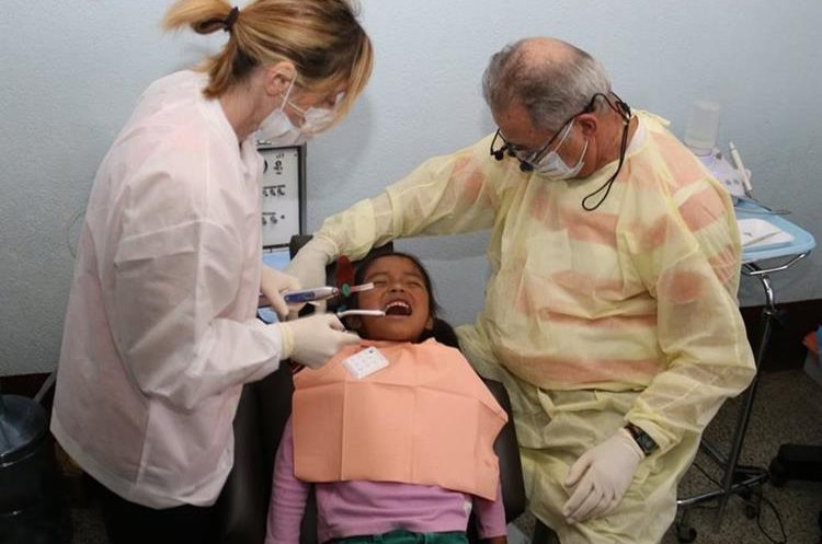 Durante la jornada médica en el Hospital Corpus Cristi de Patzún, Chimaltenango, se efectuaron varios procedimientos odontológicos. (Foto Prensa Libre: Cortesía)