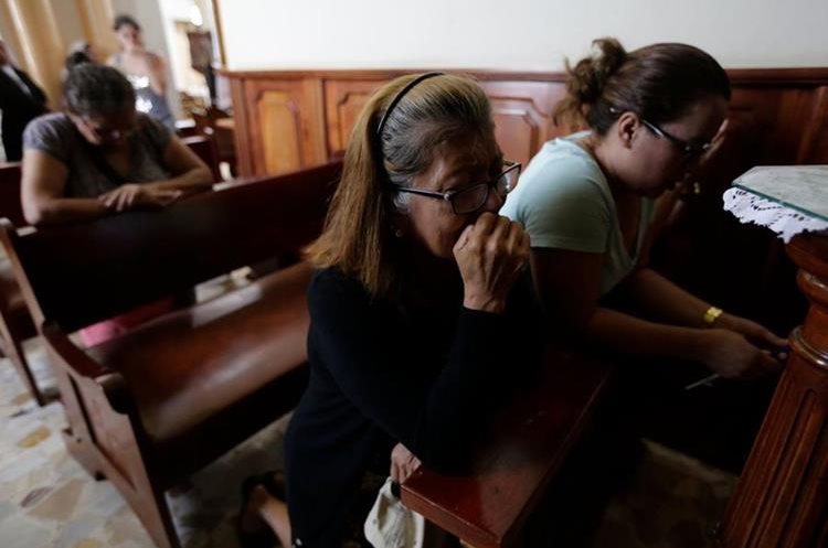 Un grupo de mujeres rezan durante la invasión de de paramilitares sandinistas en Masaya, Nicaragua.(AFP)