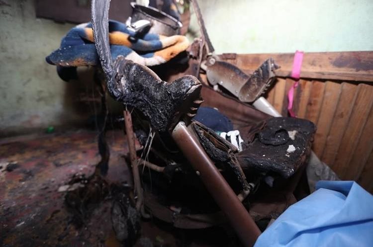 Un carruaje quedó destruido por el incendio registrado en el asentamiento 6 de Octubre, colonia la Verbena. (Foto Prensa Libre: Cortesía)