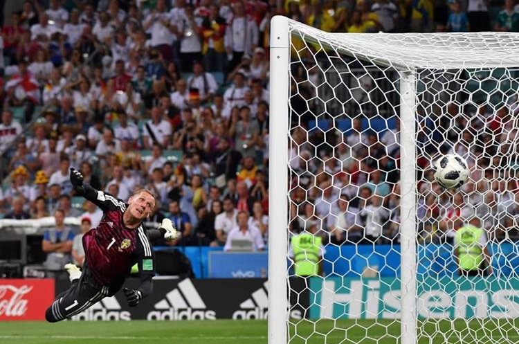 El guardameta de Suecia no puede detener el disparo de Toni Kroos. (Foto Prensa Libre: AFP)