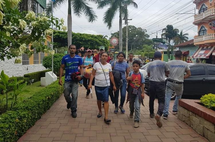 Decena de Migrantes hondureños llegan a Tecún Umán, San Marcos. (Foto Prensa Libre: Whitmer Barrera)