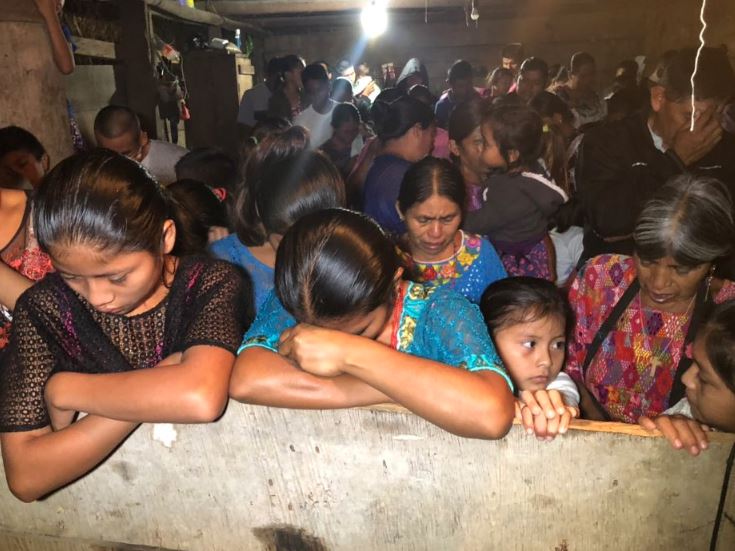 La familia y la comunidad de la aldea San Antonio Secortez recibieron consternados el cuerpo de la menor. (Foto Prensa Libre: Eduardo Sam)