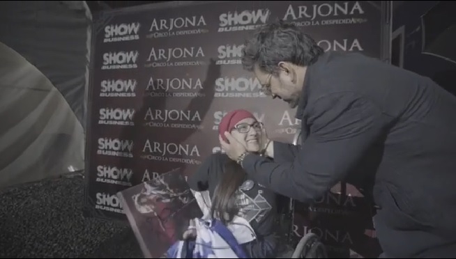 Ricardo Arjona junto a Tania, una admiradora que viajó desde Honduras para ver el concierto del cantautor guatemalteco. (Foto Prensa Libre: Instagram)