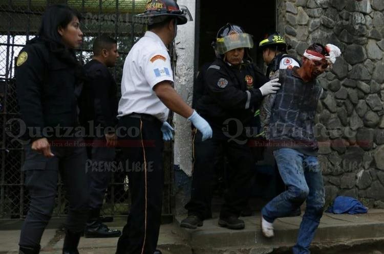Los reos heridos son trasladados a un centro asistencial. (Foto Prensa Libre: María José Longo)