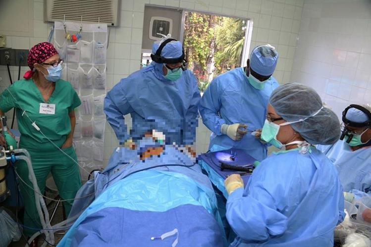 Médicos que colaboran con la Fundación Manos Sanadoras de Guatemala y The Healing Hands Foundation durante una cirugía, en el Hospital Corpus Cristi de Patzún. (Foto Prensa Libre: Cortesía)