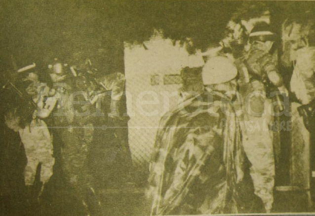 Soldados trepan por la malla que circunda la Escuela de Ciencias de la Comunicación, en la USAC, la cual fue ocupada por el Ejército la noche del 3 de septiembre de 1985. (Foto: Hemeroteca PL)