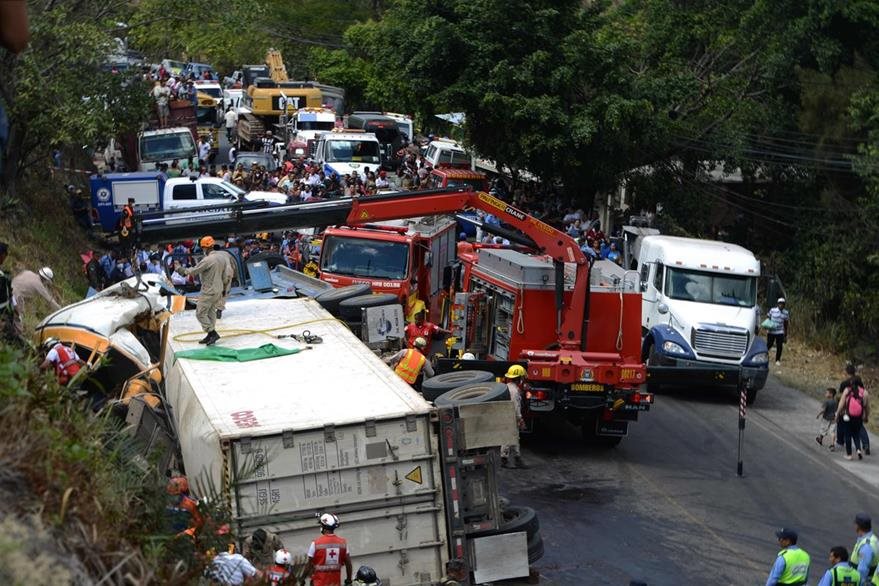 Sube a 23 los muertos en choque de autobús y un camión en Honduras