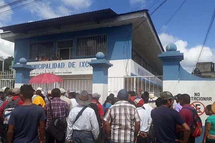 Vecinos de Ixcán se manifiestan frente a edificio municipal. (Foto Prensa Libre: Joel Pérez).