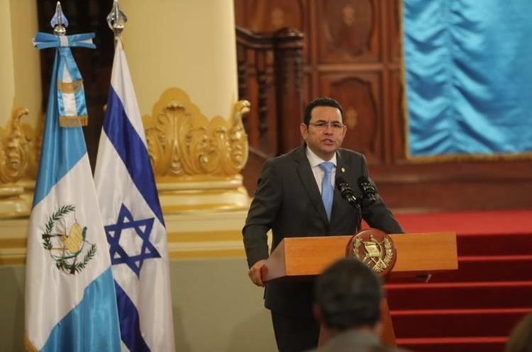 El presidente Jimmy Morales, durante su discurso en el acto donde se le entregó una moneda conmemorativa como agradecimiento por el traslado de la embajada de Guatemala a Israel. (Foto Prensa Libre: Érick Ávila).