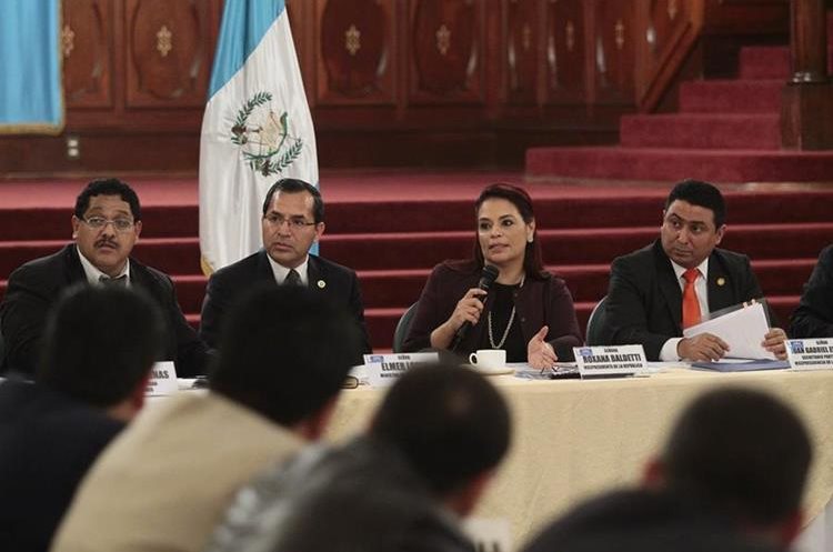 La ex vicepresidenta Roxana Baldetti participaba una reunión con los gobernadores departamentales, durante el Gobierno del Partido Patriota en el 2014, meses antes de ser capturada. (Foto HemerotecaPL)