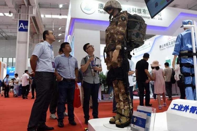   An exhibitor exhibited at the World Robot Congress. (Photo Prensa Libre: AFP) 