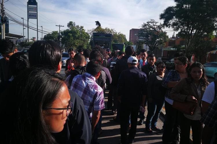 Según usuarios, las unidades del Transmetro deben esperar varios minutos para pasar sobre la 12 calle de la 7a avenida de la zona 9, lo que causa acumulación de pasajeros en algunas estaciones.