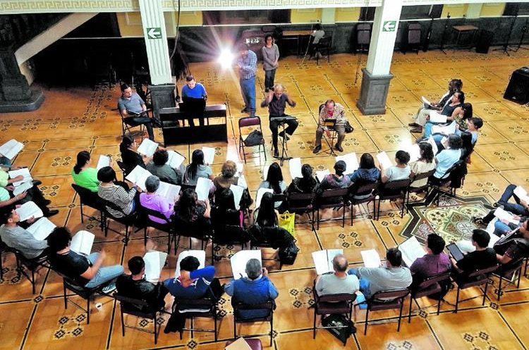 Uno de los ensayos del Coro Universitario, en el Paraninfo Universitario, zona 1. En total, serán 83 los coristas que participarán en escena. (Foto Prensa Libre: Cortesía de Julio Santos)