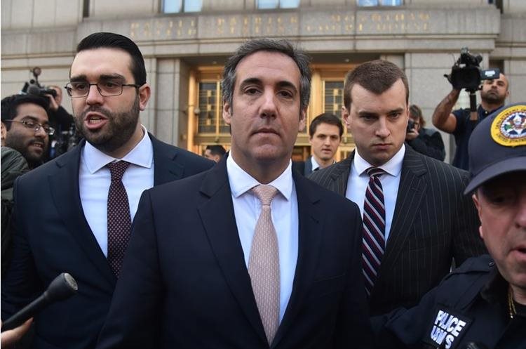 El abogado personal de Trump, Michael Cohen (c) abandona el juzgado en Nueva York por el caso de la exmodelo Karen McDougal, el 26 de abril de 2018. (AFP).