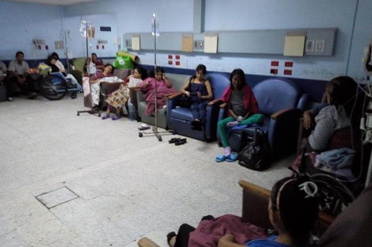 Muchos pacientes del Hospital General San Juan de Dios esperan sentado a que se desocupe una cama. (Foto Prensa Libre: Óscar Rivas)