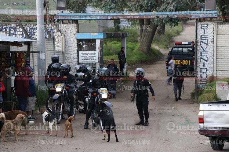 Agentes de la Policía Nacional Civil ingresan a la Granja de Rehabilitación Cantel, ubicada en Quetzaltenango. (Foto Prensa Libre: María José Longo)