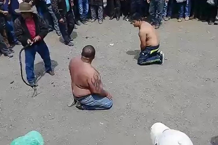 Pobladores de la aldea Chaquijyá pidieron a las autoridades indígenas castigar con 50 azotes a presuntos delincuentes. (Foto Prensa Libre: Héctor Cordero)