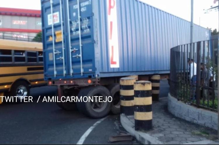 El tráiler quedó empotrado en la 26 calle de la calzada Raúl Aguilar Batres. (Foto Prensa Libre: Cortesía Amílcar Montejo)