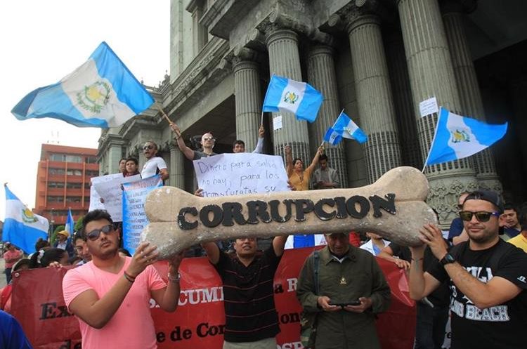 El caso La Línea, dado a conocer por el MP en el 2015, causó que miles de guatemaltecos salieran a las calles a manifestar. Luego se conocieron otros casos como el de Agua Mágica, en los que resultaron involucrados más funcionarios del Partido Patriota. (Foto HemerotecaPL)