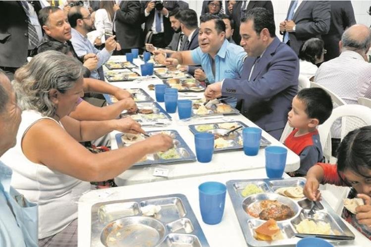 El presidente Jimmy Morales asiste a la inauguración de comedores sociales y se sienta a la mesa para comer con algunos de los beneficiados. Foto: Hemeroteca PL