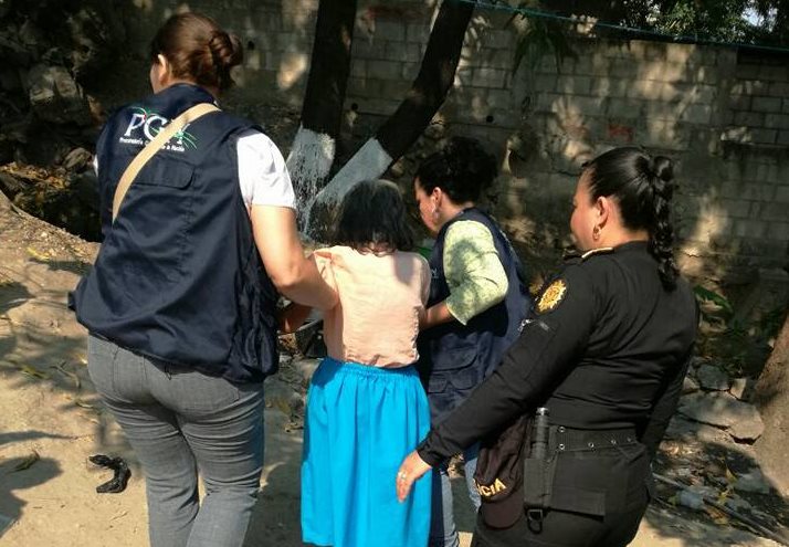 A la mujer se le diagnosticó desnutrición y tenía señales de posible maltrato físico. (Foto Prensa Libre: Mario Morales)