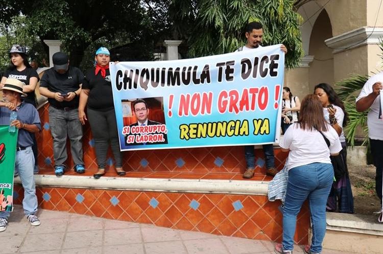 En Chiquimula varios adultos portaron pancartas con mensajes hacia el mandatario.(Prensa Libre: Mario Morales)