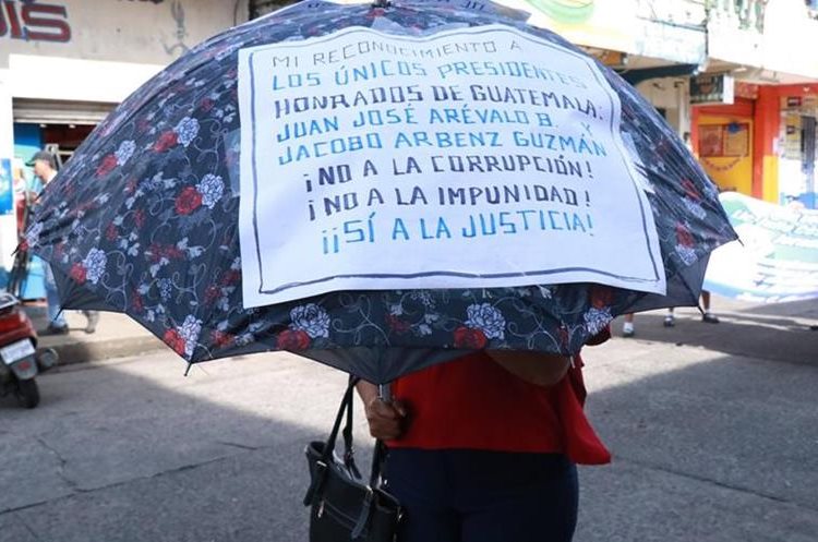 Pancartas durante el desfile en Mazatenango.(Prensa Libre: Cristian Soto)