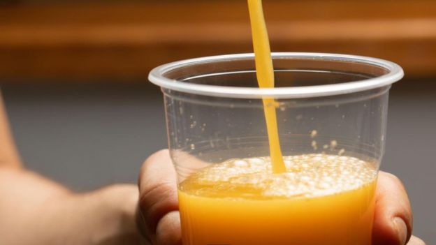 Hay pocas probabilidades de que consumir jugo de naranja te permita evitar un resfriado. (GETTY IMAGES)