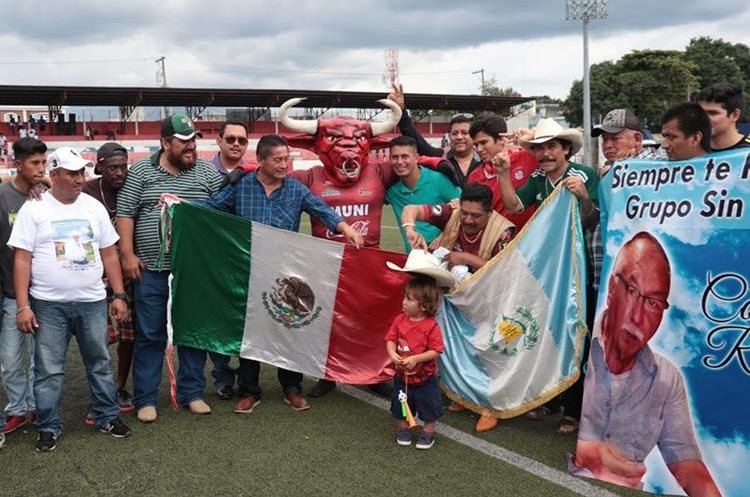 El grupo Sin Fronteras se encuentra integrado por guatemaltecos y mexicanos. (Foto Prensa Libre: Raúl Juárez)