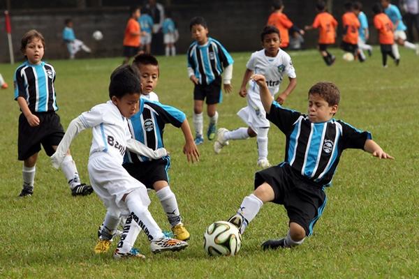 Miles de niños cada día sueñan con brillar en el futbol ...