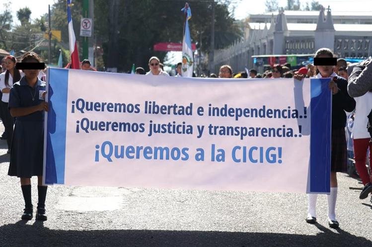 Todos las escuelas oficiales primaria que desfilaron el pasado 7 llevaron una pancarta con un mensaje a favor de Cicig. (Foto Prensa Libre: Hemeroteca PL)<br />
