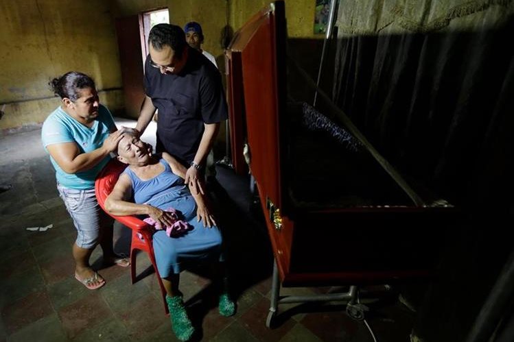   A woman affected by the death of a relative by paramilitary fire in León, Nicaragua. (AFP) 