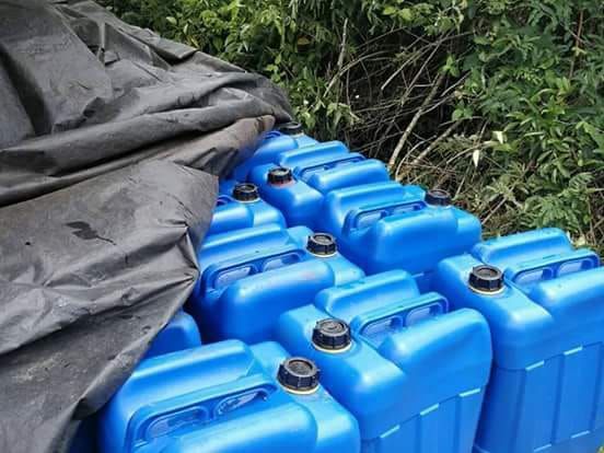 Varios recipientes con combustible fueron localizados junto a la avioneta. (Foto Prensa Libre:)