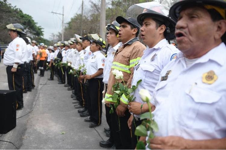   Volunteer firefighters pay tribute to the victims of the fire volcano in San Miguel Lots in the department of Escuintla (Free Press Photo: volunteer firefighters.) 