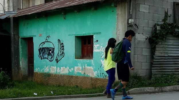 Placazos alusivos a la pandilla 18 pintados en los alrededores del estadio municipal de Chichicastenango. Son frescos, lo que indica algún tipo de actividad de esta pandilla en la ciudad. Foto Roberto Valencia (El Faro).