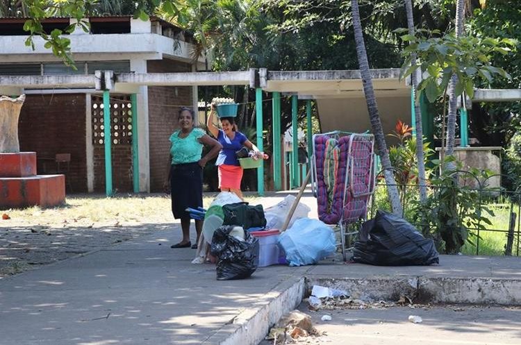 Doce familias tienen mÃ¡s de seis meses de vivir en la Escuela Experimental Carlos Samayoa Chinchilla. (Foto Prensa Libre: Carlos Paredes).
 
