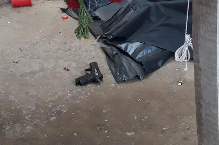 Una de las pistolas utilizada durante el enfrentamiento en la cárcel Pavoncito. (Foto Prensa Libre: Cortesía)