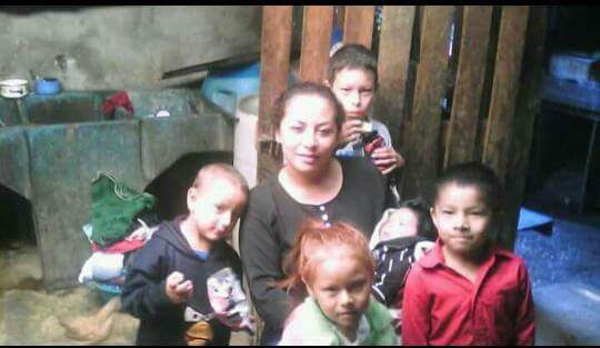 Dilcia Muralles, junto a cinco de sus seis hijos. Todos murieron por la erupción del Volcán de Fuego. (Foto Prensa Libre: Cortesía de familia Muralles)