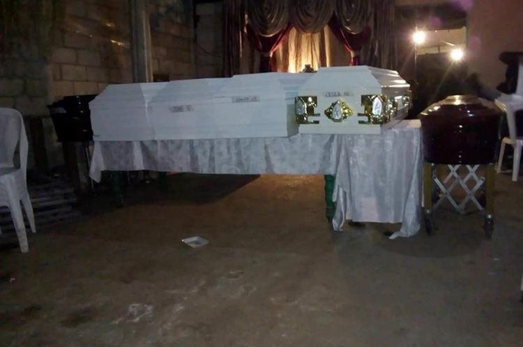 Los seis hermanos Ascón Muralles son velados en la aldea Sanpaquisoy, en la montaña Santa María Xalapán, Jalapa. (Foto Prensa Libre: Cortesía de la familia Muralles)
