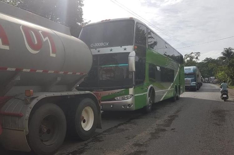 Taxistas bloquean el ingreso a Puerto Barrios, Izabal, por su inconformidad ante la falta de reparación y ampliación de carreteras. (Foto Prensa Libre: Dony Stewart)